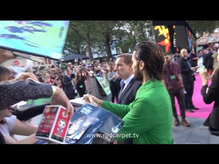 08/03/2016 • jared with fans at the premiere of "suicide squad" | london, england